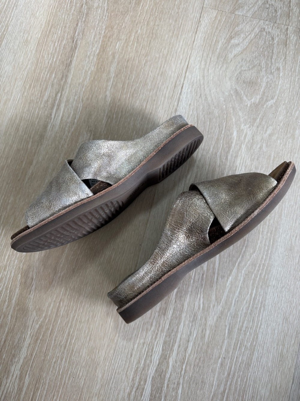 Sofft Metallic Champagne Crisscross Slide Mules - Picture 2 of 4